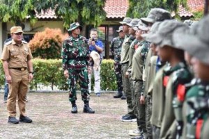 Bupati Kuningan saat meninjau pendidikan karakter tingkat SMP.